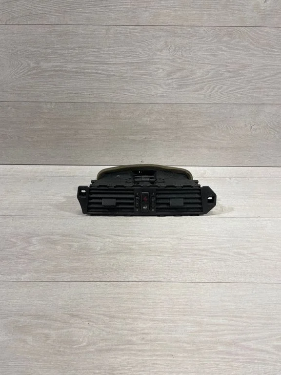 Armatuurlaua keskmine õhutusrest 6910734