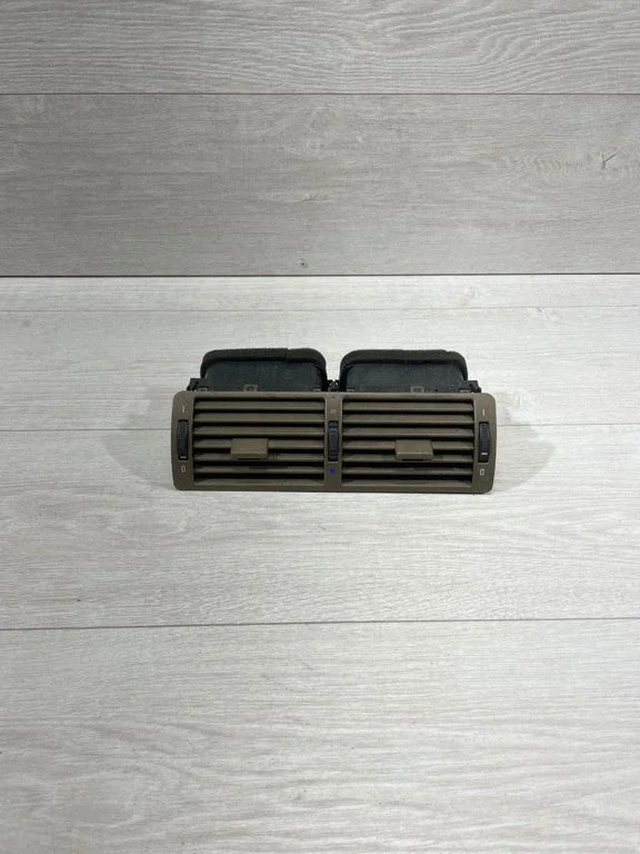 Armatuurlaua keskmine õhutusrest 8364007