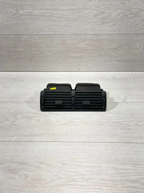 Armatuurlaua keskmine õhutusrest 8364007