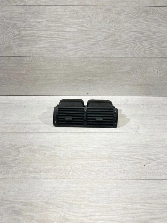 Armatuurlaua keskmine õhutusrest 8364007