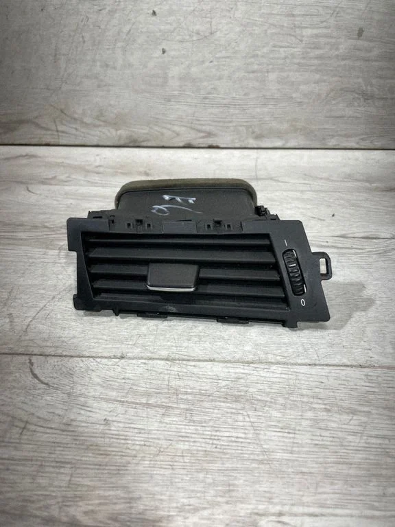 Armatuurlaua külje õhutusresti kate – BMW 5-seeria E60 E61 (2004-2010)