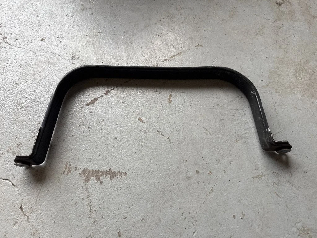 Kütusepaagi kinnitusklamber (-klambrid) 4M4201392