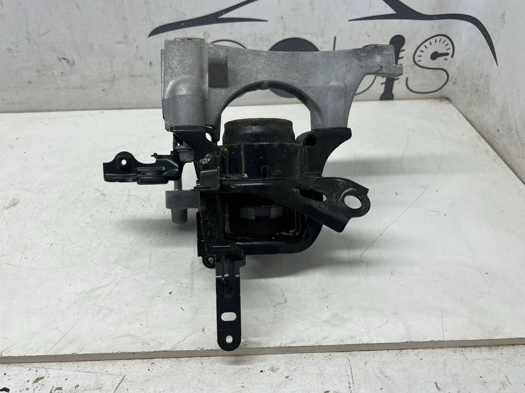 Engine mount bracket – Toyota RAV 4 (XA50) (2018-), front right