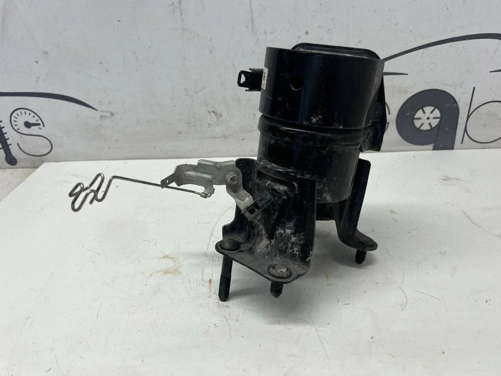 Engine mount bracket L4141382 – Toyota RAV 4 (XA50) (2018-)