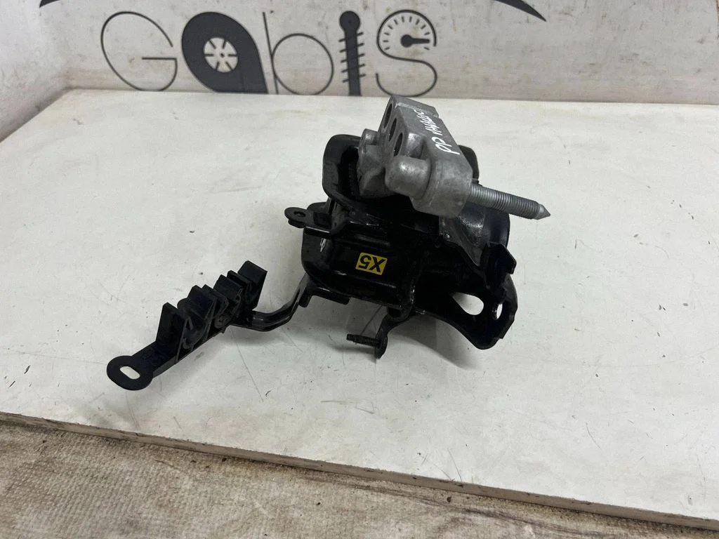 Engine mount bracket – front right