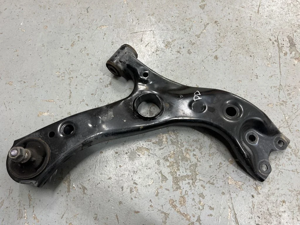 Front lower control arm/wishbone – right