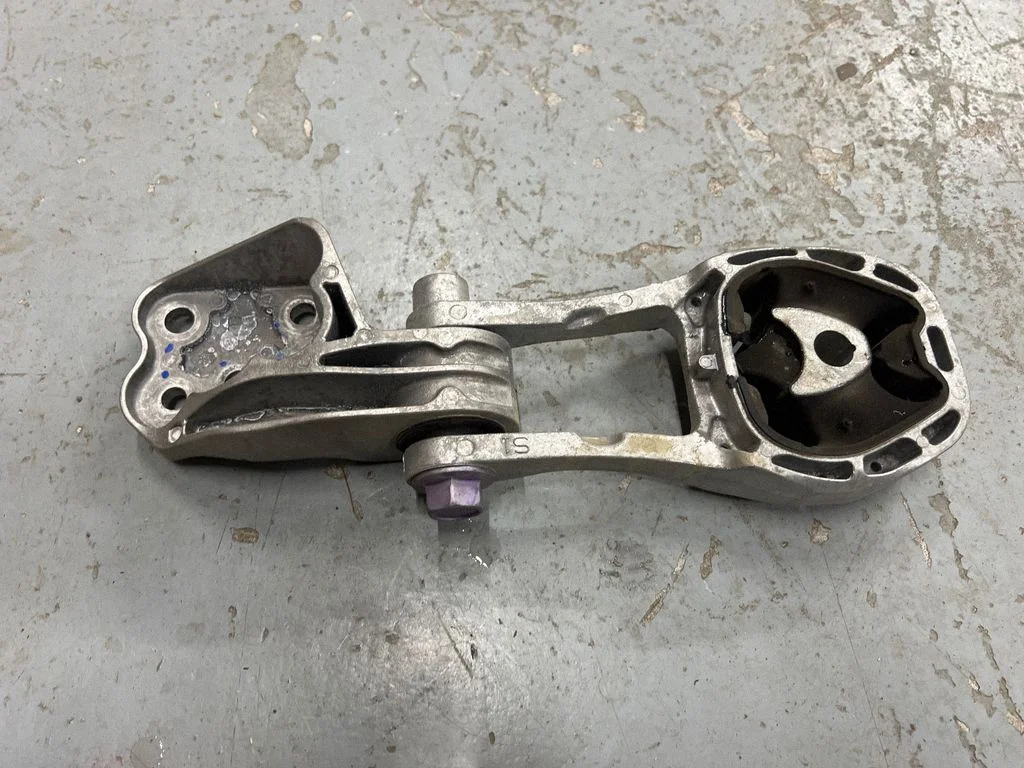 Gearbox mounting bracket 46000