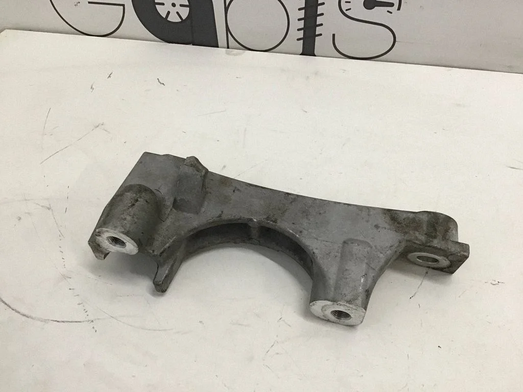 Gearbox mounting bracket