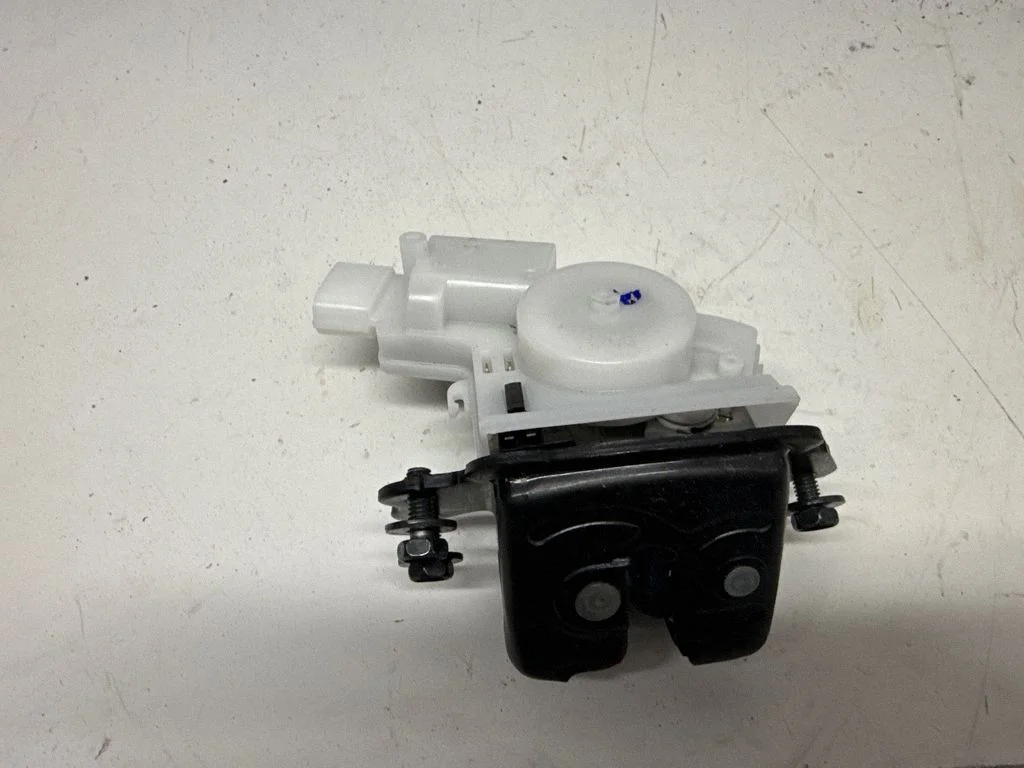 Tailgate/trunk/boot lock/catch/latch ME02AS