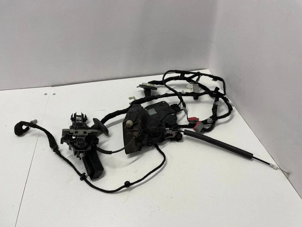 Priekšējo durvju slēdzene DK62203A29