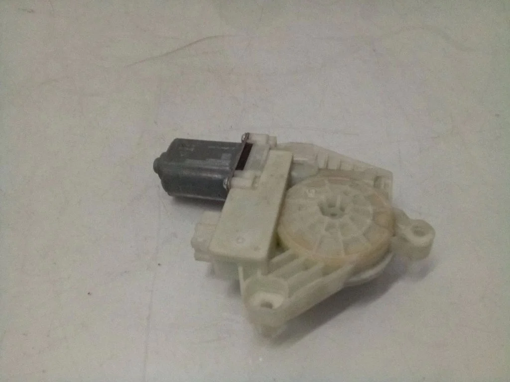 Priekšējā loga pacēlāja motoriņš A2139069501
