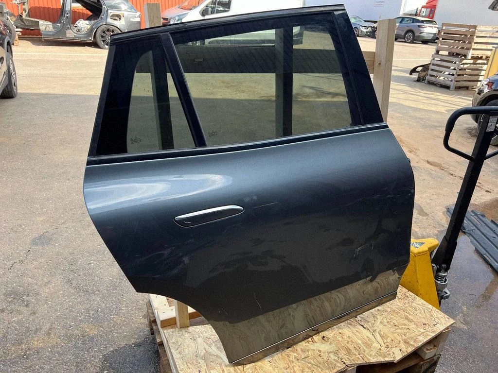 Rear door – rear right