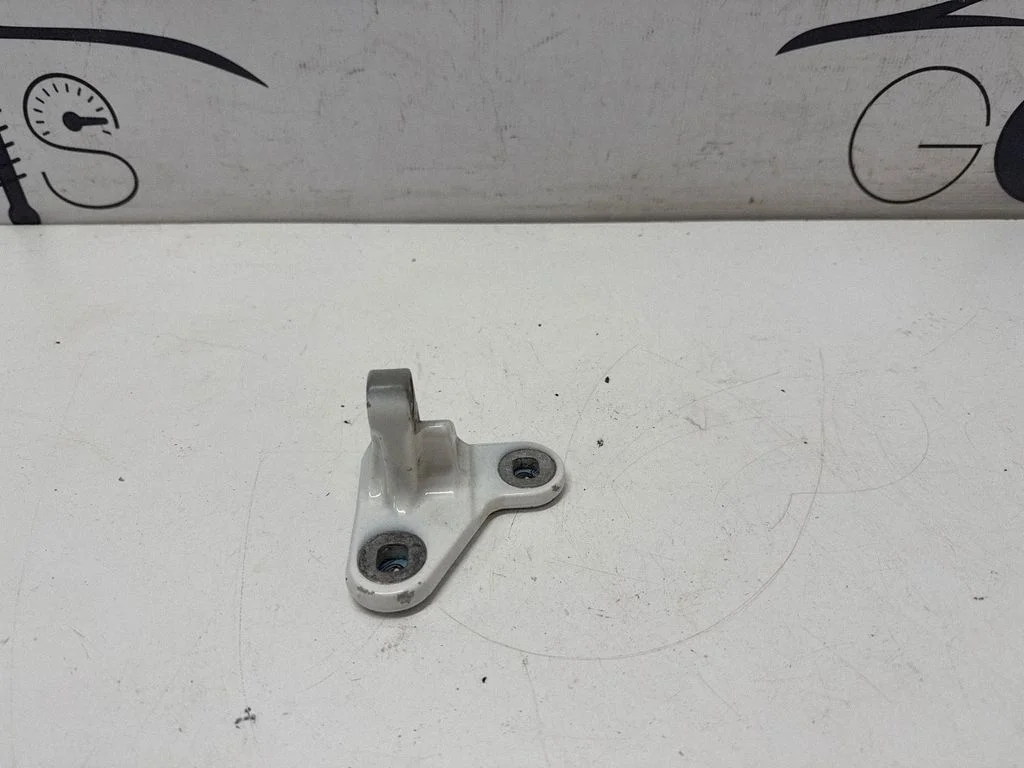 Front door lower hinge A046572