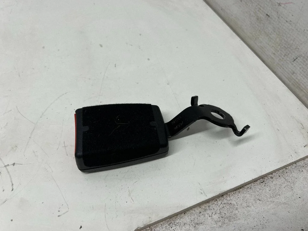 Rear seatbelt buckle
