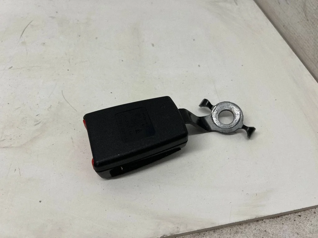Rear seatbelt buckle 99180318600