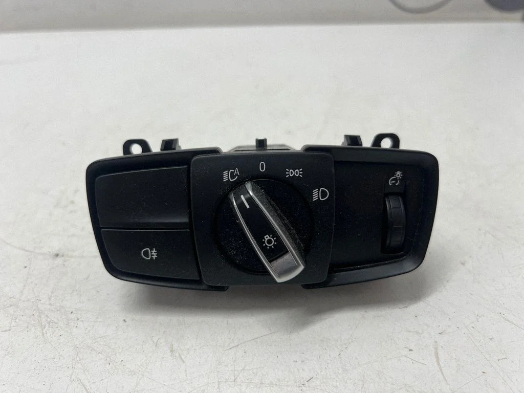 Light switch 9865812