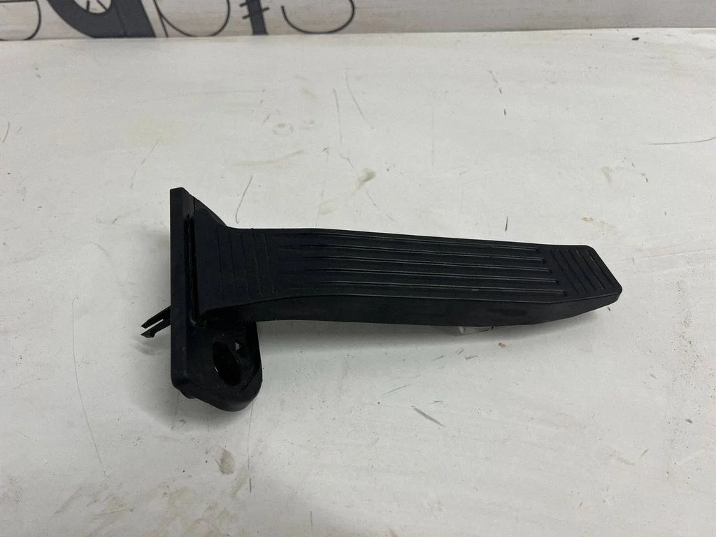 Accelerator throttle pedal