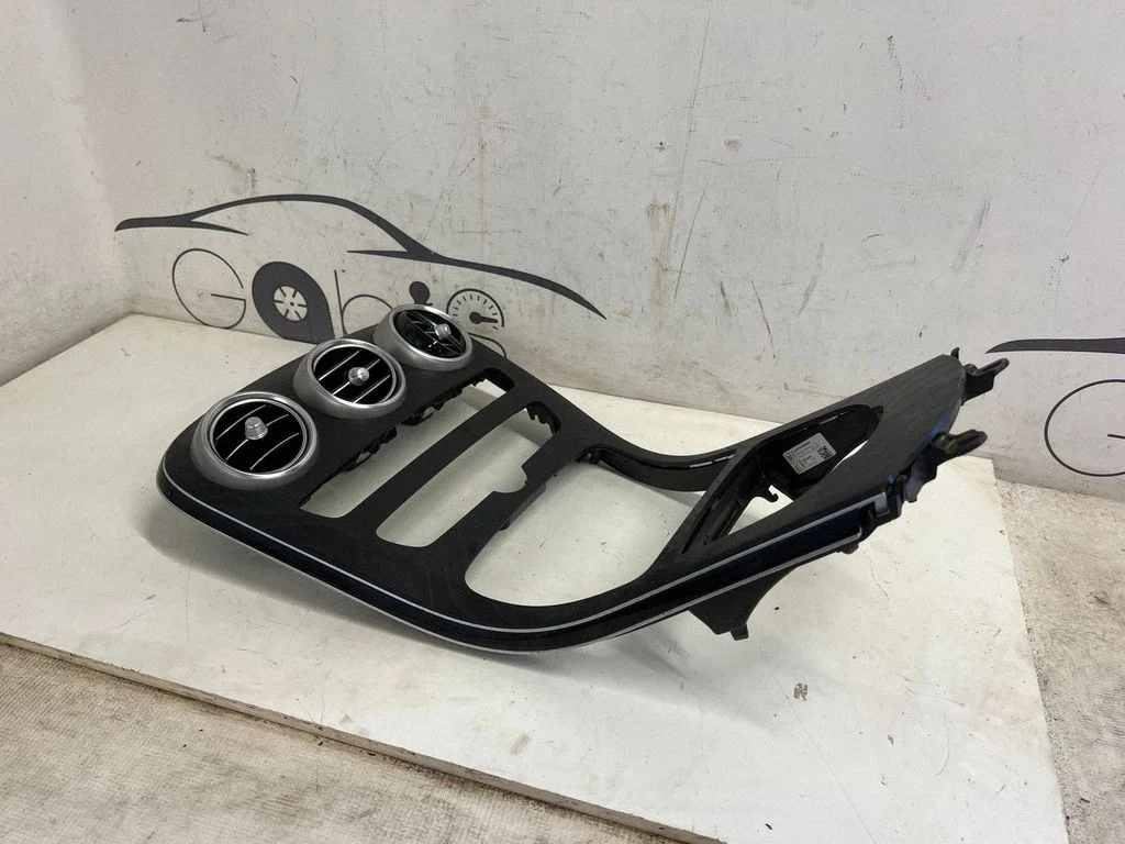 Cita centrālās konsoles (tuneļa) detaļa – Mercedes-Benz C klase W205 (2014-2021)
