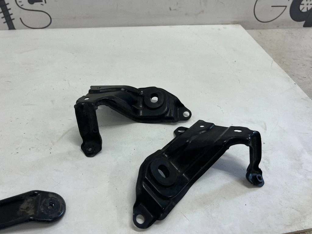 Radiator mount bracket