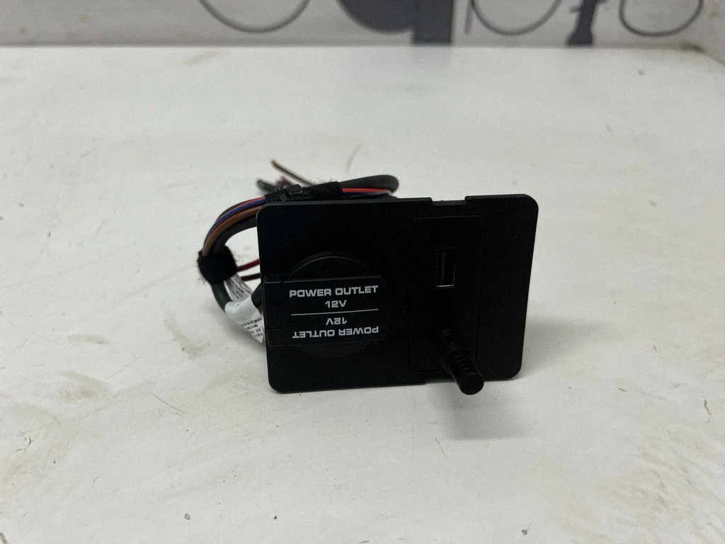 12 V lizdas (priekyje)