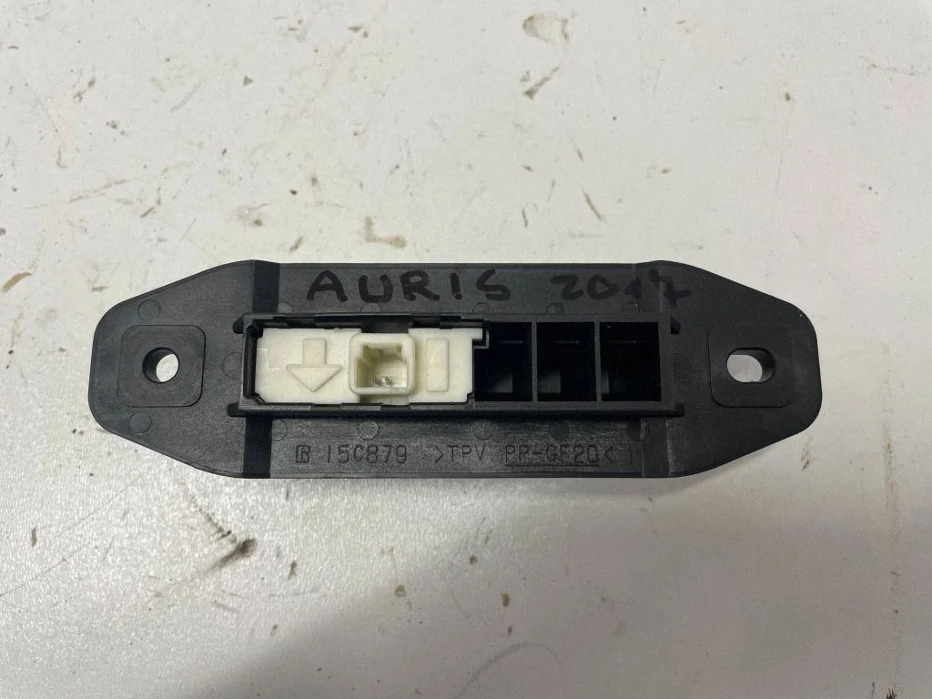Przycisk otwierania klapy bagażnika 15C879 – Toyota Auris E180 (2012-2018)