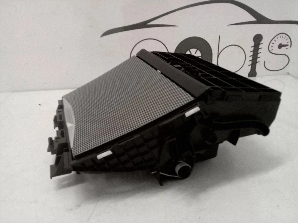 Daiktadėžė automobilio priekyje