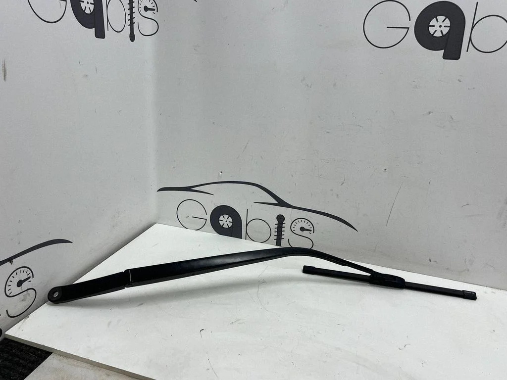 Front wiper blade arm