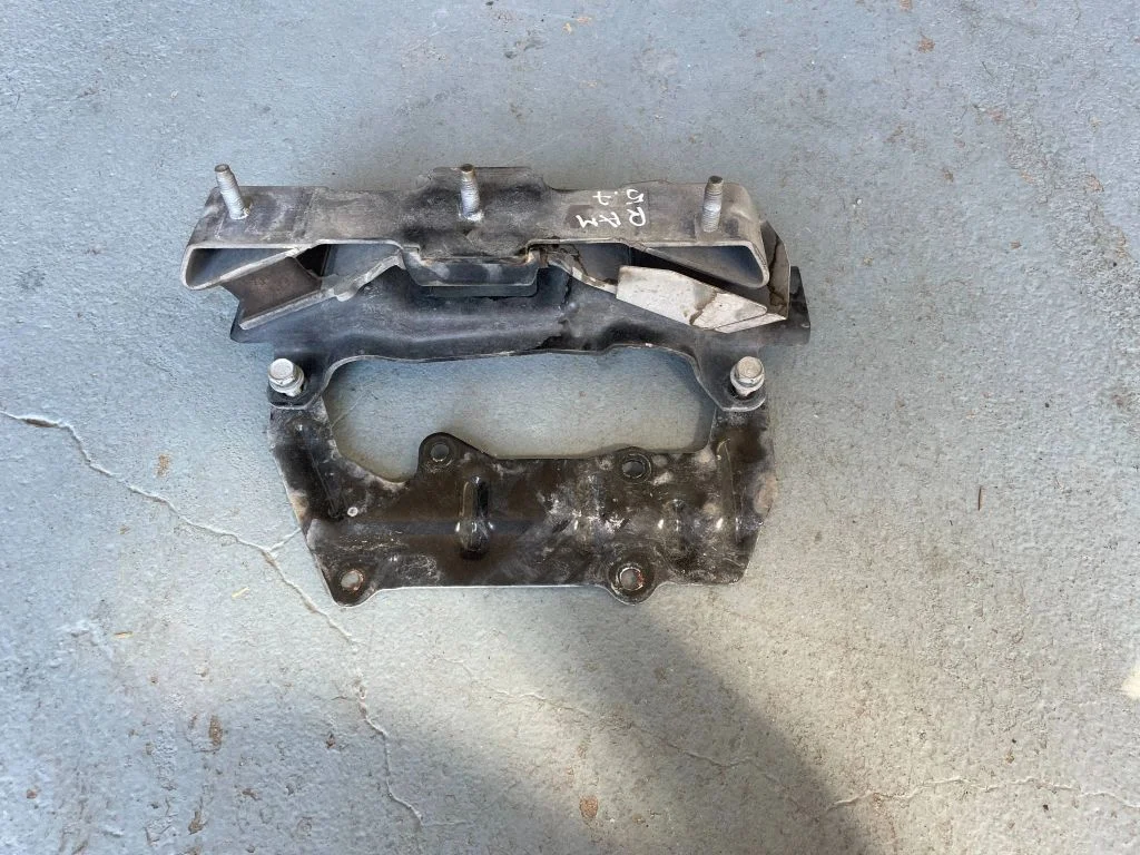Mootori kinnituskronstein P68264784AG – Dodge RAM 1500 DS (2009-)