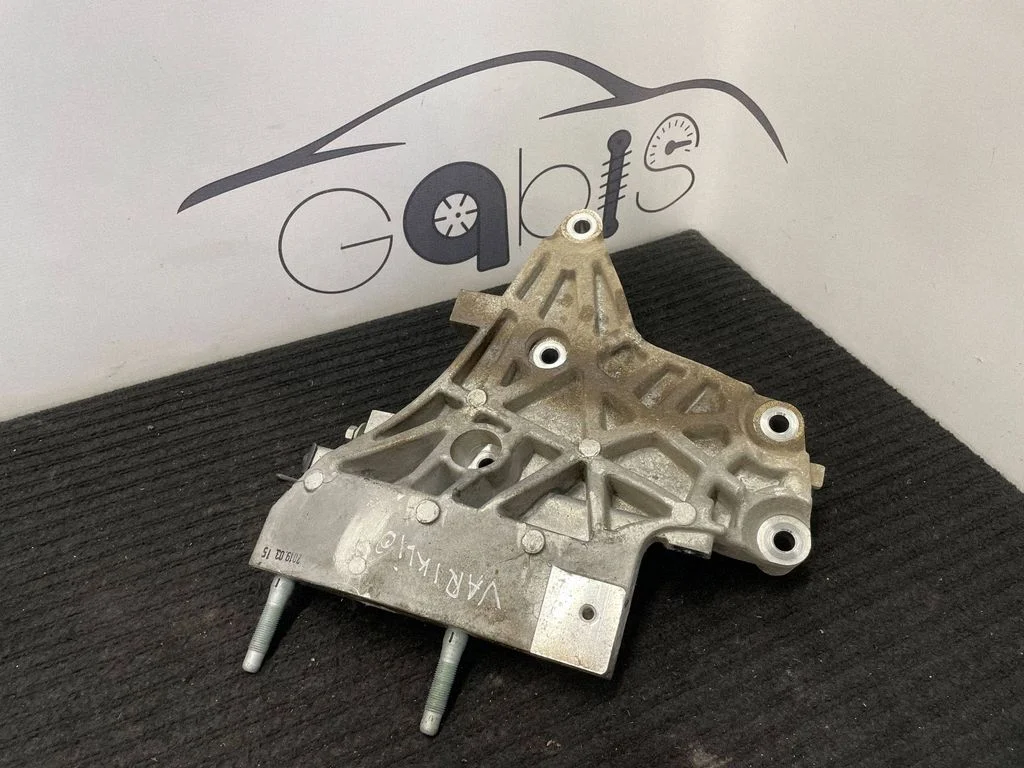 Engine mounting bracket