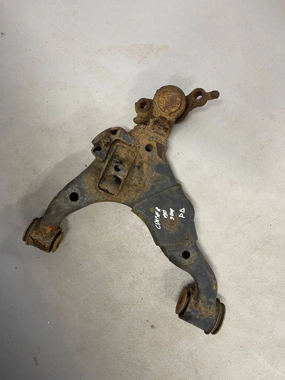 Wahacz przedni dolny – Toyota Land Cruiser (J150) (2009-), prawy przód