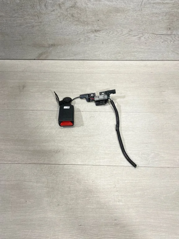 Rear seatbelt buckle 1085939c1e – Tesla Model 3 (2017-)