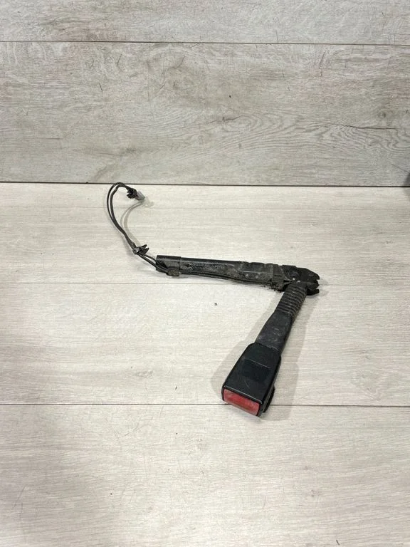 Eesmise turvavöö pannal 7213564