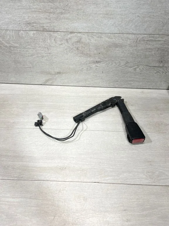 Front seatbelt buckle – BMW 3 Series E90 E91 (2005-2012)