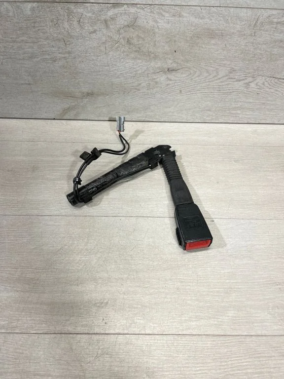 Eesmise turvavöö pannal 7213564