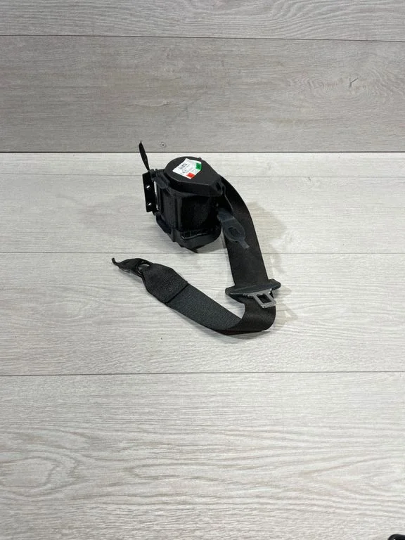 Aizmugurējā drošības josta 639708700C
