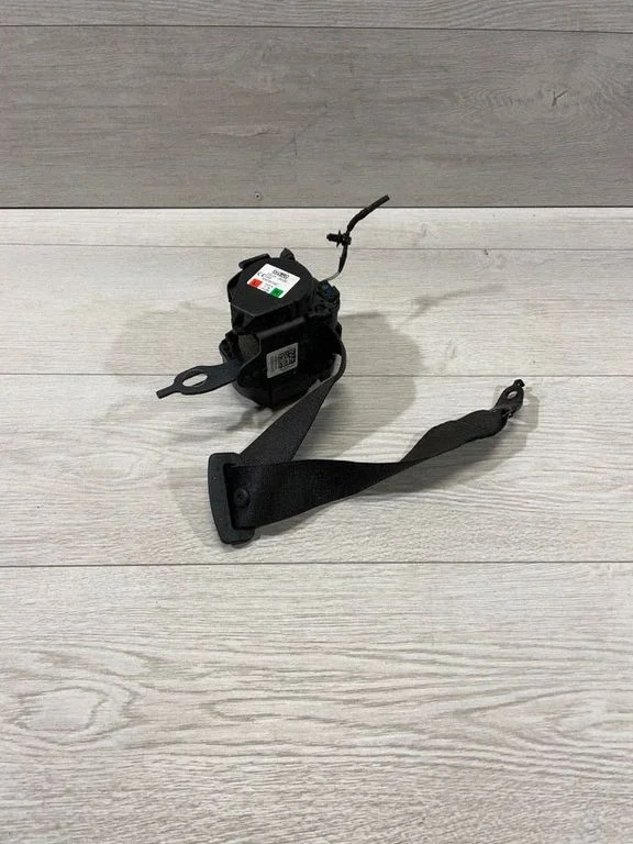 Aizmugurējā drošības josta 639708700C
