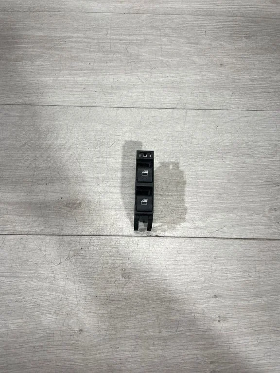 Electric window control switch 6902179