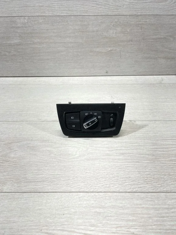 Light switch 6847512