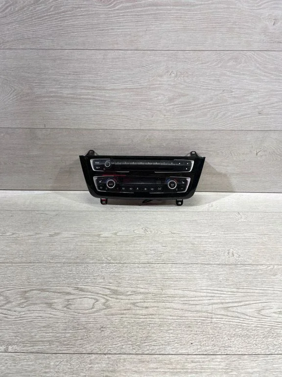Gaisa kondicioniera/klimata/sildītāja vadības bloks (salonā) – BMW 3. sērija F30 F35 F31 (2012-2018)