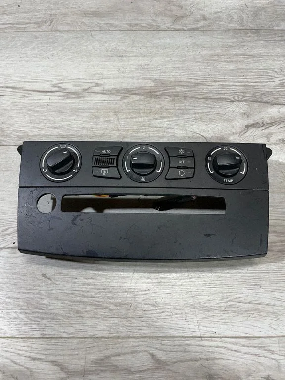 Panel sterowania klimatyzacją / nawiewem 6988502