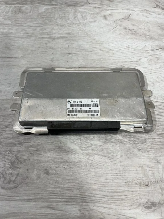 Balstiekārtas vadības bloks 6883907