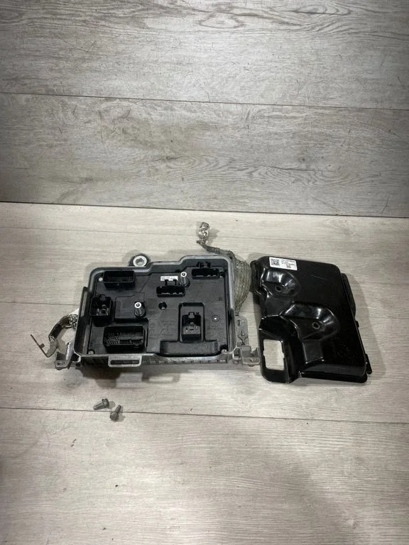 Central body control module 158399101c – Tesla Model 3 (2017-)