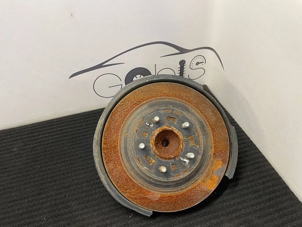 Rear wheel hub – left