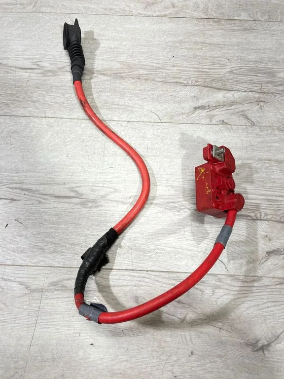 Przewód plusowy (akumulatora) – BMW Seria 3 E90 E91 (2005-2012)
