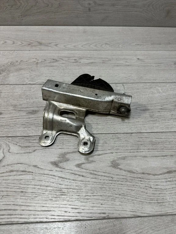 Radiator support slam panel bracket – BMW 3 Series F30 F35 F31 (2012-2018)