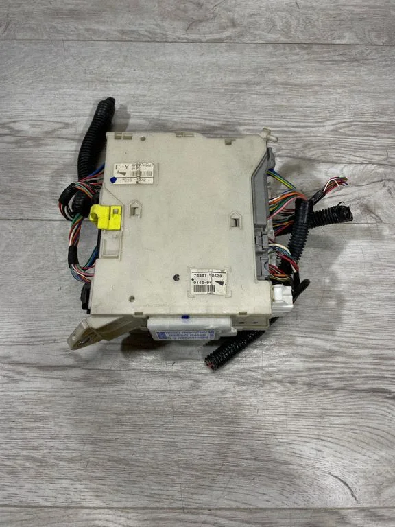 Fuse module 8273030A81 – Lexus GS 300 350 430 450H (2005-2012)