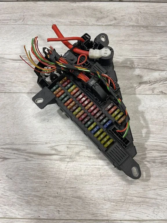 Drošinātāju bloks – BMW 6. sērija E63 E64 (2002-2010)