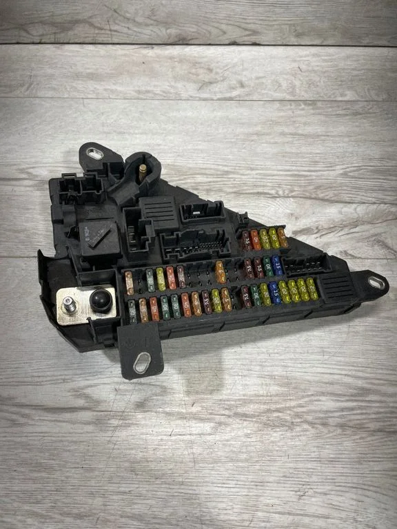Drošinātāju bloks – BMW 5. sērija E60 E61 (2004-2010)