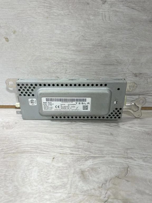 Radio/CD/DVD/GPS head unit 107975500D – Tesla Model 3 (2017-)
