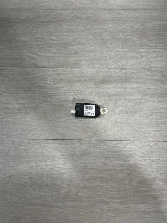 Aerial antenna amplifier 109804600C – Tesla Model 3 (2017-)